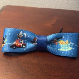 Harvey’s Seatbelt Bag Disney Play at the Parks Bow